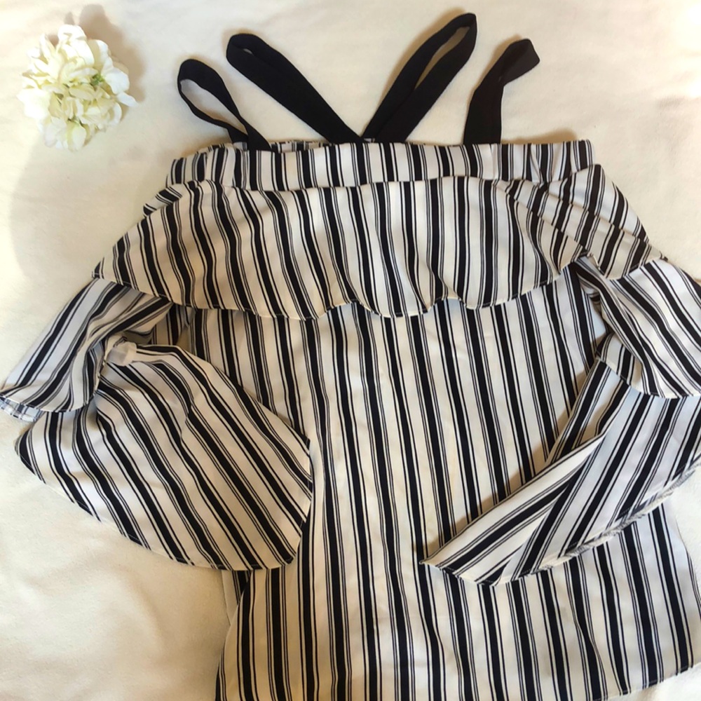 River Island Size 6 black & white off the shoulder